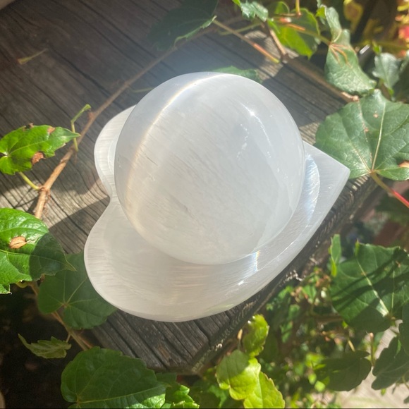 Selenite sphere. - Picture 3 of 4